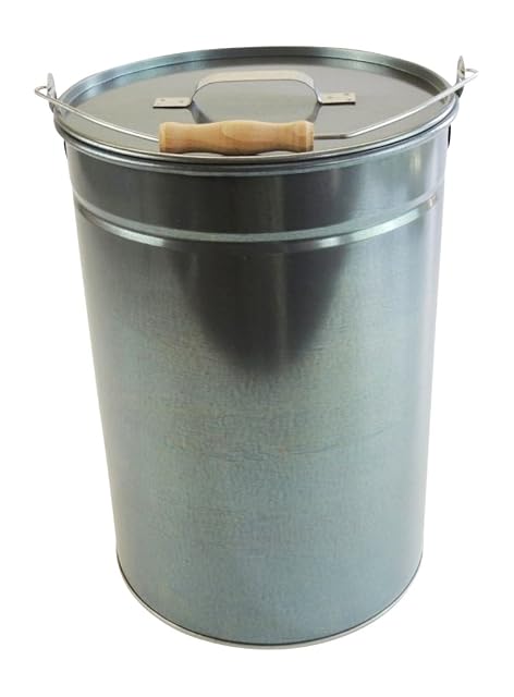Ein hoher verzinkter Ascheeimer von 25 Litern mit Deckel, 41 Zentimeter hoch