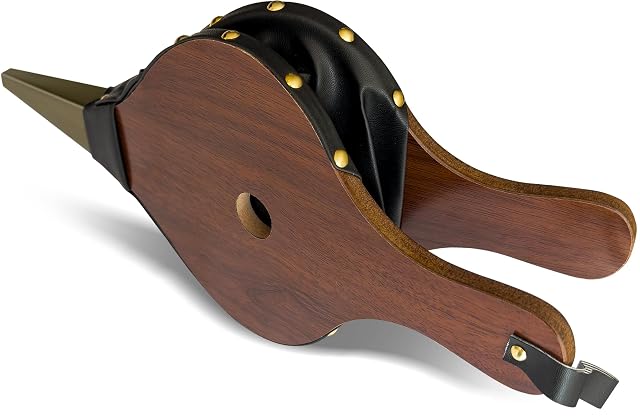 Ein Kaminblasebalg aus Holz von 42 mal 17 Zentimetern mit verzinkter Düse und vernietetem Kunstleder