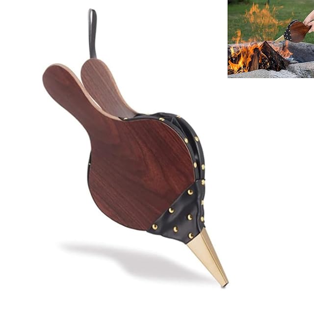 Ein kleiner Kaminblasebalg aus Holz mit einer Düse aus Zinkguss und einer Aufhängeschlaufe, 30,5 Zentimeter lang