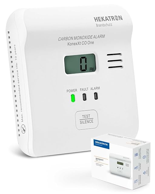 Weißer Hekatron KonexXt CO One Kohlenmonoxidmelder mit Display, flach an einer Wand angebracht