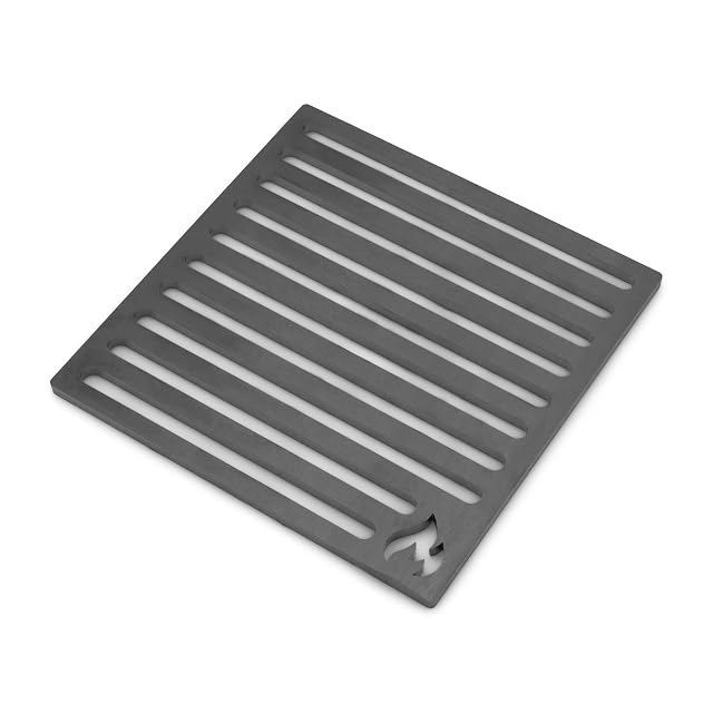 Ein quadratischer Ofenrost, aus einem einzigen Stück 8-Millimeter-Stahlblech geschnitten, 22 mal 22 Zentimeter