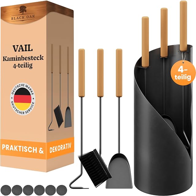 Ein schwarzes vierteiliges Kaminbesteck mit langen Holzgriffen in einem geschlossenen runden Ständer