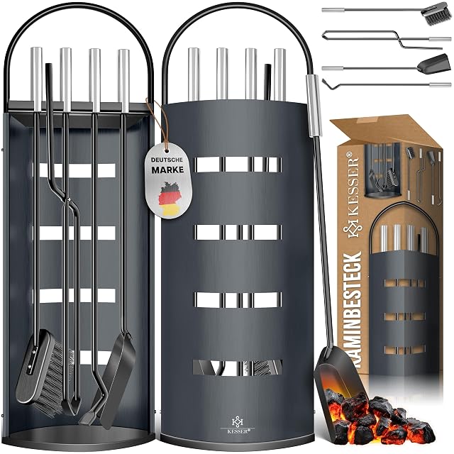 Ein anthrazitfarbenes fünfteiliges Kaminbesteck mit Haken, Zange, Besen, Schaufel und einem Ständer mit Blende