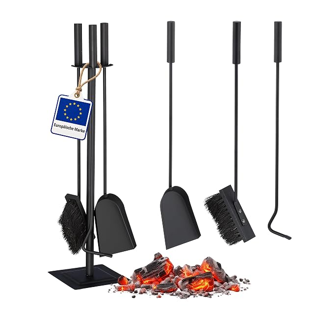 Ein schwarzes vierteiliges Kaminbesteck mit Besen, Schaufel, Schürhaken und Hängeständer