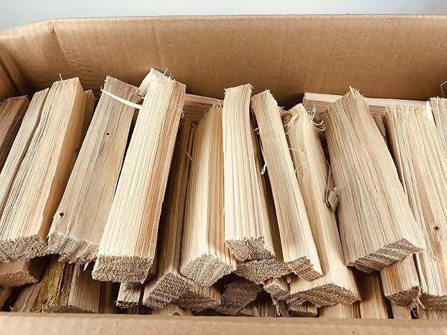 Trockenes Fichten- und Kiefern-Anzündholz von etwa 20 cm Länge und zwei bis vier Zentimetern Stärke, in Kartons verpackt