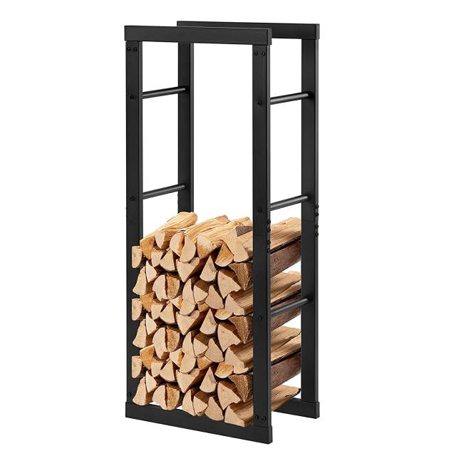 Ein mattschwarzes Metall-Holzregal von einem Meter Länge mit seitlichen Querstreben und erhöhtem Boden