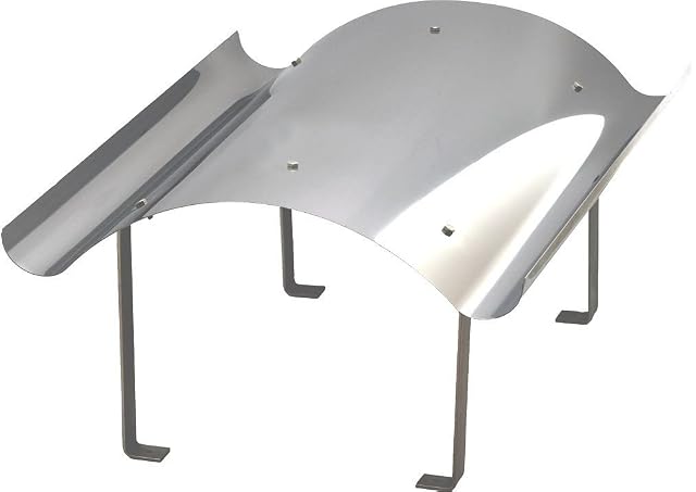 Eine Schornsteinabdeckung aus Edelstahl von 600 mal 600 Millimetern auf zwei Edelstahlkonsolen