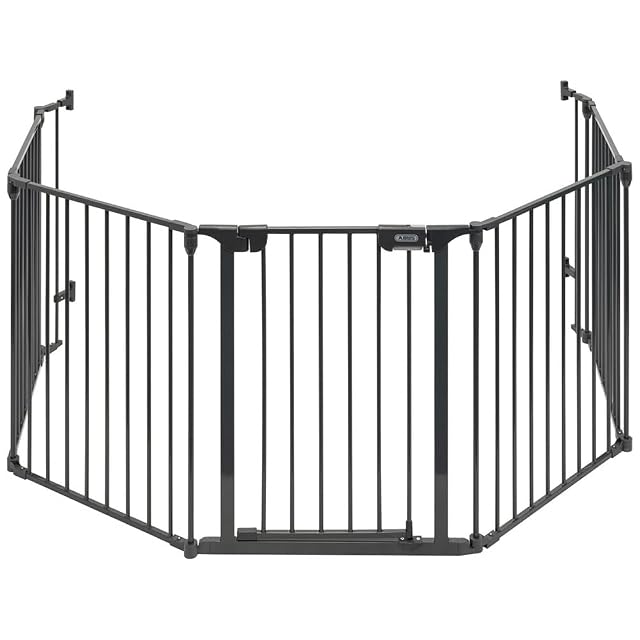 Ein graues Metall-Kaminschutzgitter mit Türelement und vier Seitenteilen, drei Meter lang