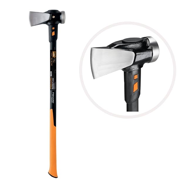 Schwarz-orangefarbene Fiskars IsoCore XXL Spaltaxt mit einer Hammerbahn und einem langen Verbundstiel