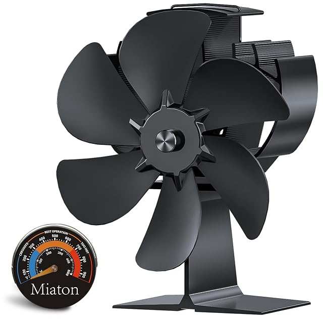 Schwarz eloxierter Miaton Ofenventilator mit sechs angestellten Flügeln neben einem runden magnetischen Ofenthermometer