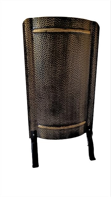 Ein schwarz-goldener gehämmerter Stahl-Ofenschirm auf Füßen, 91 mal 46 Zentimeter