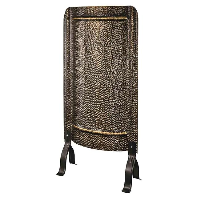 Ein gehämmerter Ofenschirm in Messing antik, 91 Zentimeter hoch und 46 Zentimeter breit