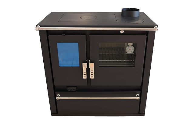 Ein Holzherd mit Edelstahlfront, Backraum, Thermometer und Herdplatte, mit 7,7 Kilowatt angegeben